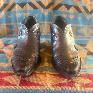 VINTAGE BCBGirls COWGIRL SHOE BOOTS size 7.5 Black with raise leather detailing